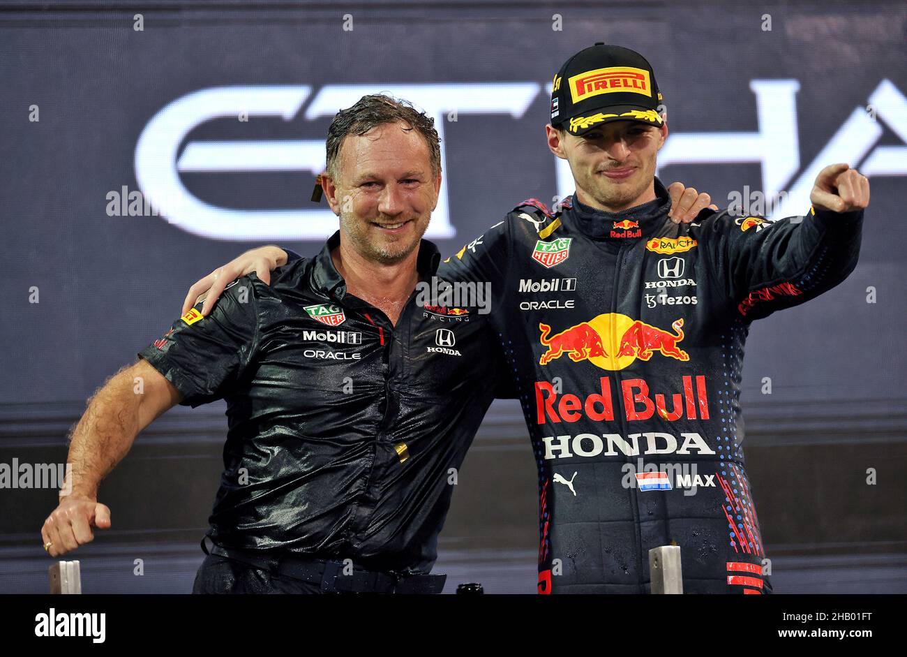 Foto del file datata 12-12-2021 del Max Verstappen di Red Bull accanto al principio del team Christian Horner. Ulteriori procedure di ricorso e il potenziale di un caso di fronte alla Corte di arbitrato per lo Sport hanno rovinato quello che avrebbe dovuto essere un bel spettacolo, con cifre da record di osservazione e nuovi occhi sullo sport a sinistra regole e regolamenti seconda-indovinare, non ondendo sopra l'azione in pista. Data di emissione: Giovedì 16 dicembre 2021. Foto Stock