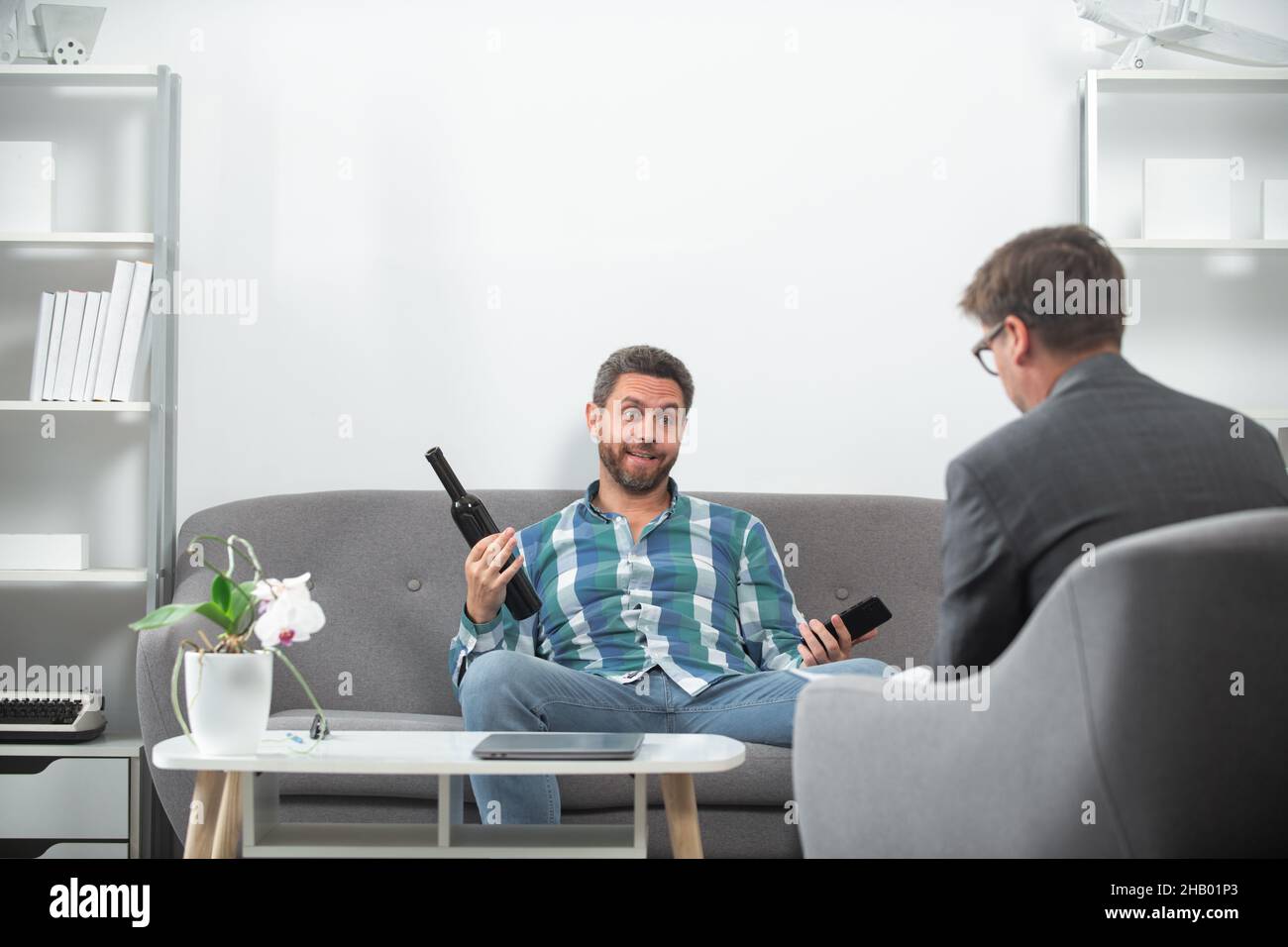 Risolvere il problema, dipendenza da alcol, ubriaco e abuso di alcol. Servizio sociale, paziente psicologico. Psicologia, concetto di terapia mentale. Alcolismo Foto Stock