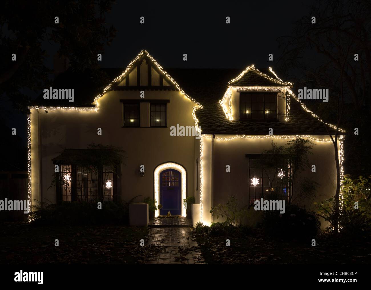 Le luci della notte di Natale decorano la casa Foto Stock