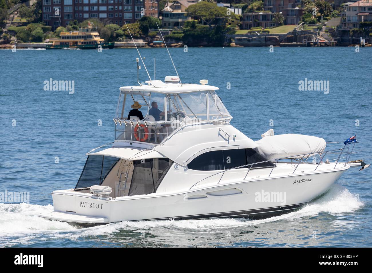 Riviera flybridge motoscafo pilotato sul porto di Sydney, le barche riviera sono fabbricate in Australia Foto Stock