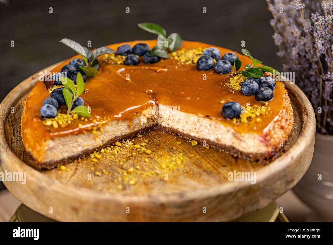 Deliziosa cheesecake con salsa di caramello salato sulla parte superiore decorata con mirtillo Foto Stock