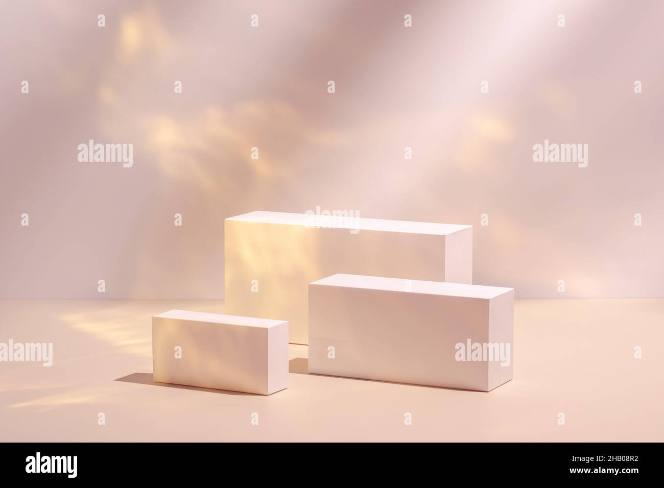 tre podi bianchi rettangolari su sfondo neon rosa pastello Foto Stock