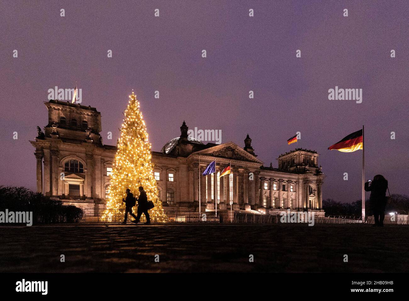 Berlino, Germania. 15th Dic 2021. Il Weihaftertsbaum di fronte all'edificio del Reichstag è visibile nell'ora blu di Berlino, 15 dicembre 2021. Copyright: Florian Gaertner/photothek.de Credit: dpa/Alamy Live News Foto Stock