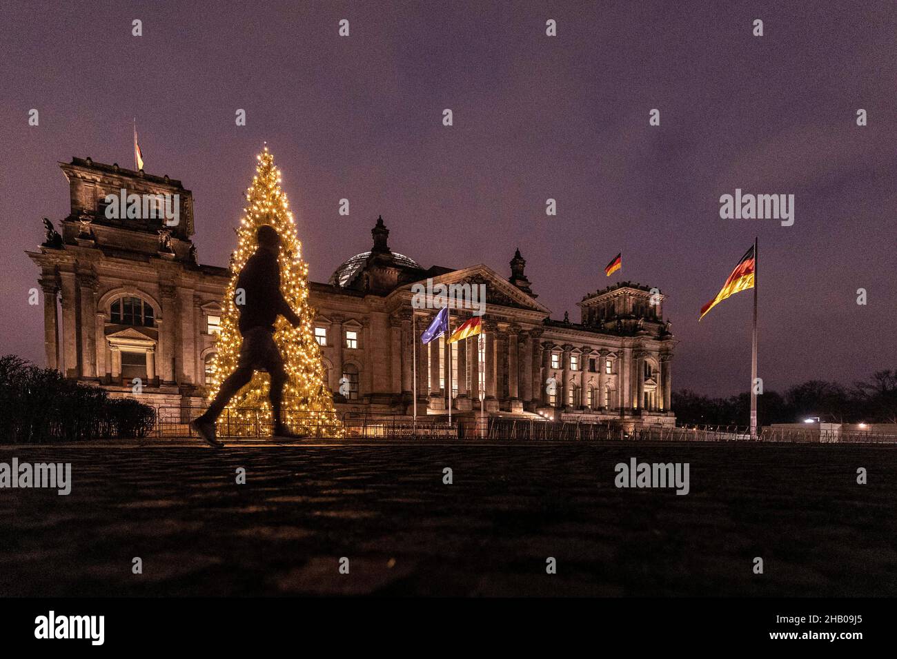 Berlino, Germania. 15th Dic 2021. Il Weihaftertsbaum di fronte all'edificio del Reichstag è visibile nell'ora blu di Berlino, 15 dicembre 2021. Copyright: Florian Gaertner/photothek.de Credit: dpa/Alamy Live News Foto Stock