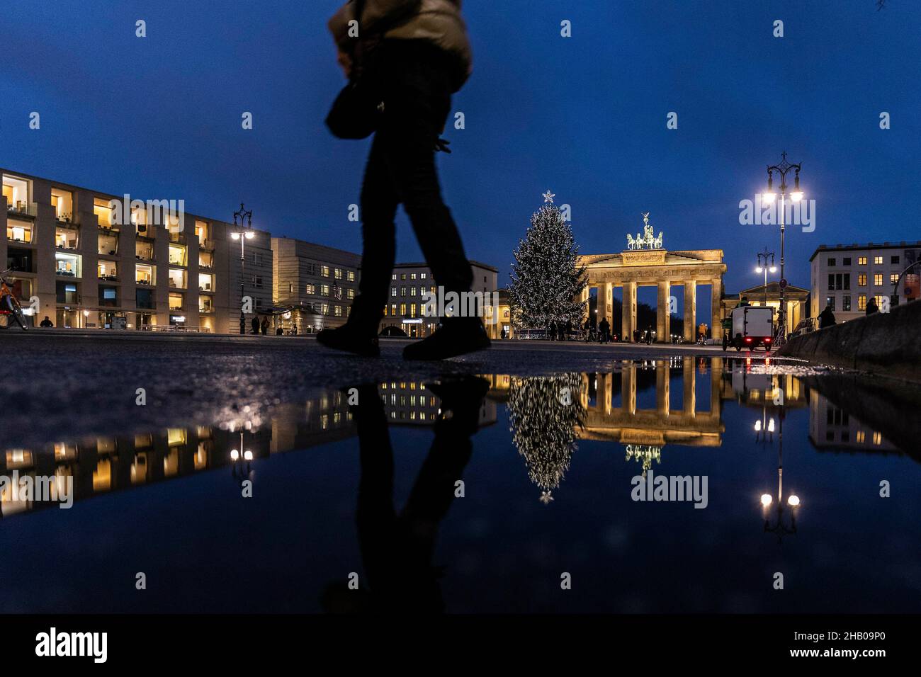 Berlino, Germania. 15th Dic 2021. Il Weihaftertsbaum di fronte all'obiettivo di Brandeburgo può essere visto nell'ora blu di Berlino, 15 dicembre 2021. Copyright: Florian Gaertner/photothek.de Credit: dpa/Alamy Live News Foto Stock