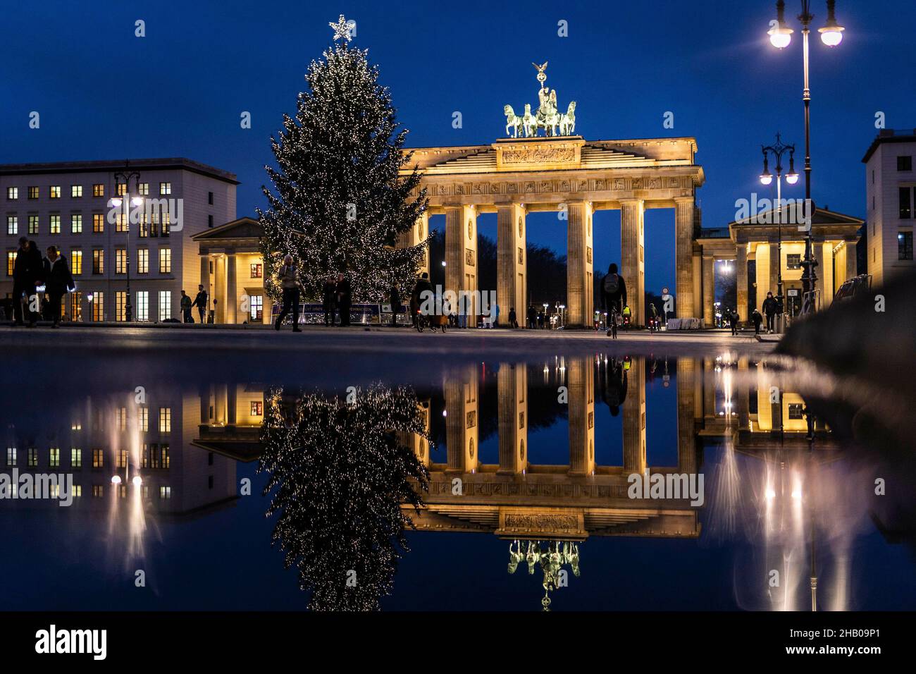 Berlino, Germania. 15th Dic 2021. Il Weihaftertsbaum di fronte all'obiettivo di Brandeburgo può essere visto in un'ora blu a Berlino, 15 dicembre 2021. Copyright: Florian Gaertner/photothek.de Credit: dpa/Alamy Live News Foto Stock