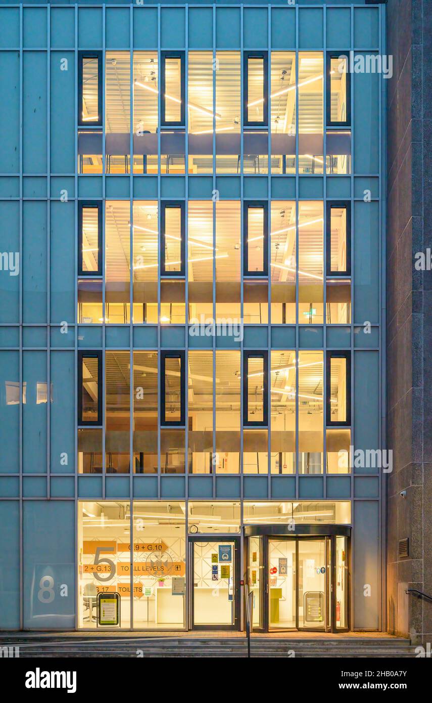 Edimburgo, Scozia, Regno Unito - Roxburgh Place Learning Hub, Edinburgh University by Reiach & Hall di notte Foto Stock Edimburgo, Scozia, Regno Unito - Roxburgh Place Learning Hub, Edinburgh University by Reiach & Hall di notte Foto Stock