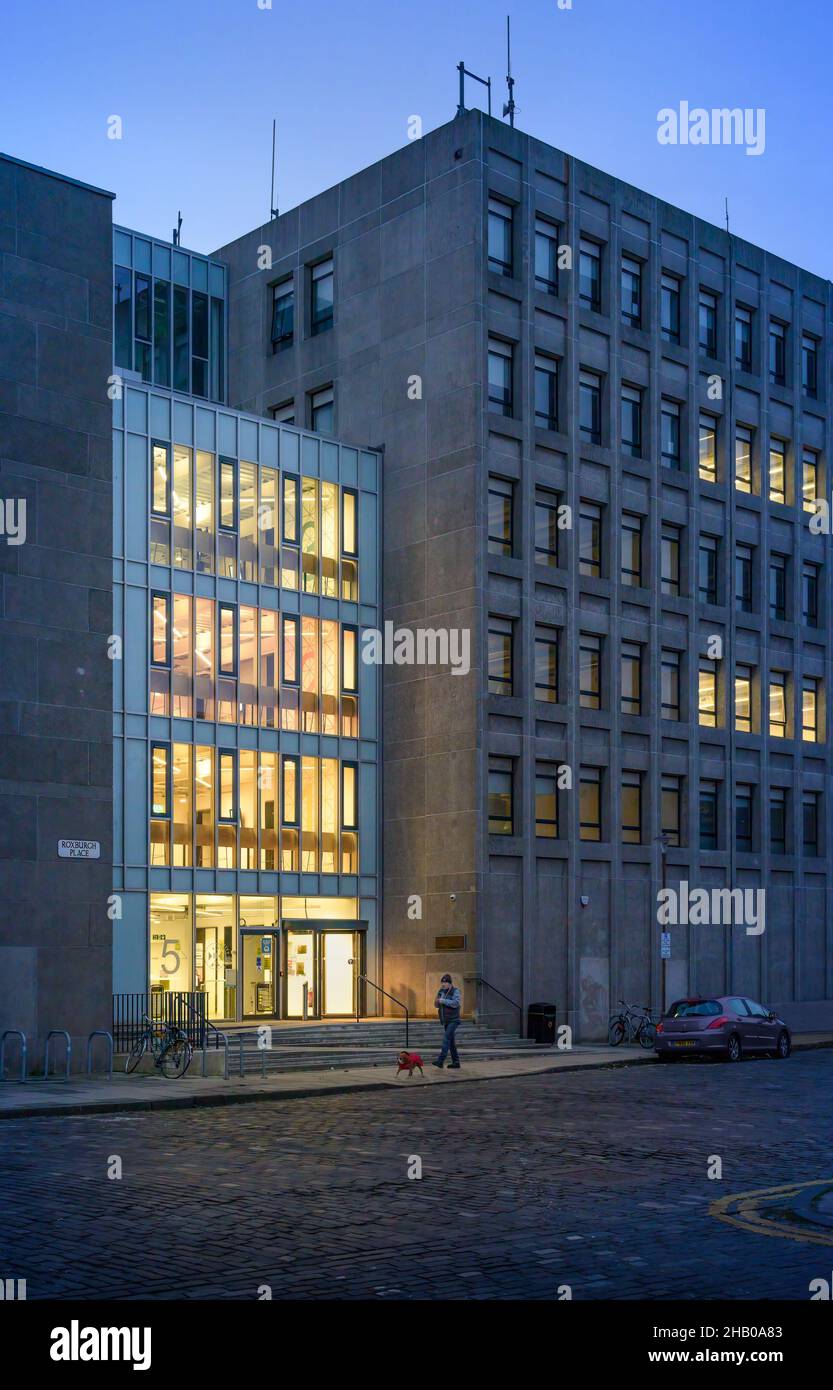 Edimburgo, Scozia, Regno Unito - Roxburgh Place Learning Hub, Edinburgh University by Reiach & Hall di notte Foto Stock Edimburgo, Scozia, Regno Unito - Roxburgh Place Learning Hub, Edinburgh University by Reiach & Hall di notte Foto Stock