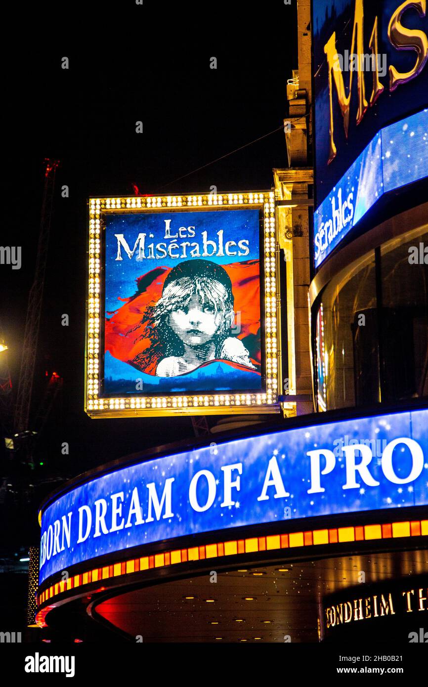 Queen's Theatre giocando Les Miserables in notturna a Piccadilly, Londra, Regno Unito Foto Stock