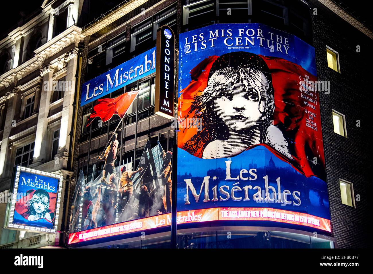 Queen's Theatre giocando Les Miserables in notturna a Piccadilly, Londra, Regno Unito Foto Stock