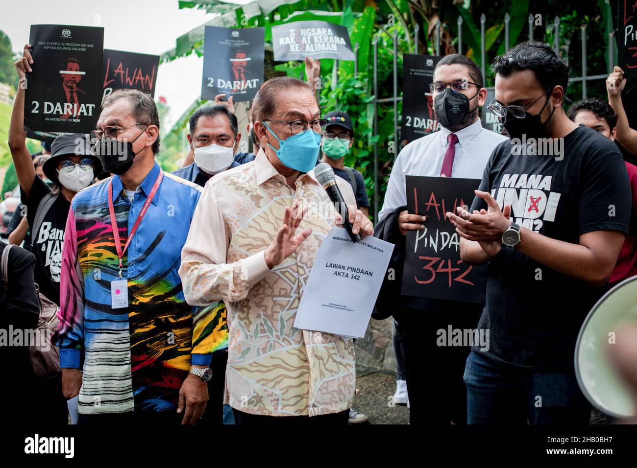 Kuala Lumpur, Malesia. 16th Dic 2021. Il leader dell'opposizione, Datuk seri Anwar Ibrahim (C), durante un rally, si pronuncia contro le modifiche della legge 342, di fronte al Parlamento di Kuala Lumpur. La coalizione giovanile Sekretariat Solidariti Rakyat (SSR) si è radunata di fronte al Palazzo del Parlamento di Kuala Lumpur per protestare contro gli emendamenti alla legge sulla prevenzione e il controllo delle malattie infettive (atto 342). Essi chiedono al governo di rivedere l'alto composto nella legge di modifica. (Foto di Syaiful Redzuan/SOPA Images/Sipa USA) Credit: Sipa USA/Alamy Live News Foto Stock