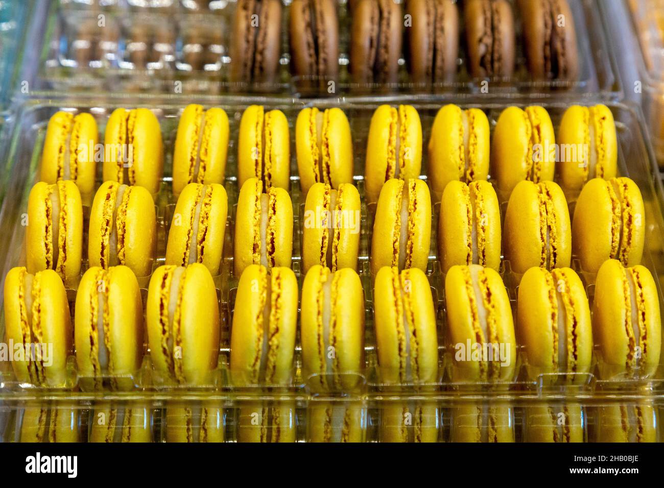 Macaron gialli a Ladurée in Burlington Arcade, Regent Street, Londra, Regno Unito Foto Stock