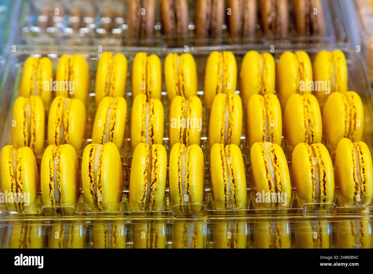 Macaron gialli a Ladurée in Burlington Arcade, Regent Street, Londra, Regno Unito Foto Stock