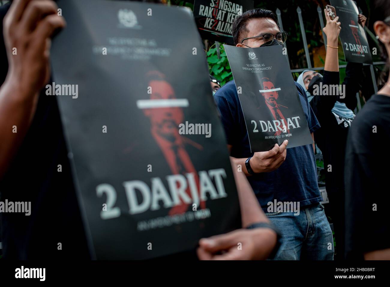 Kuala Lumpur, Malesia. 16th Dic 2021. I giovani manifestanti del Segretariato per la solidarietà del popolo hanno dei cartelli durante un raduno contro gli emendamenti alla legge 342, di fronte al Parlamento di Kuala Lumpur. La coalizione giovanile Sekretariat Solidariti Rakyat (SSR) si è radunata di fronte al Palazzo del Parlamento di Kuala Lumpur per protestare contro gli emendamenti alla legge sulla prevenzione e il controllo delle malattie infettive (atto 342). Essi chiedono al governo di rivedere l'alto composto nella legge di modifica. Credit: SOPA Images Limited/Alamy Live News Foto Stock