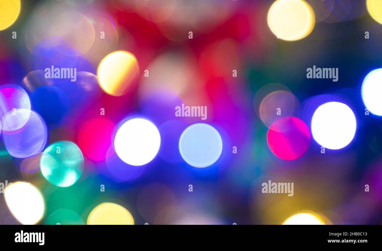 Sfondo di Natale. Foto di luci di Natale sfocate di notte. Vista orizzontale. Foto Stock