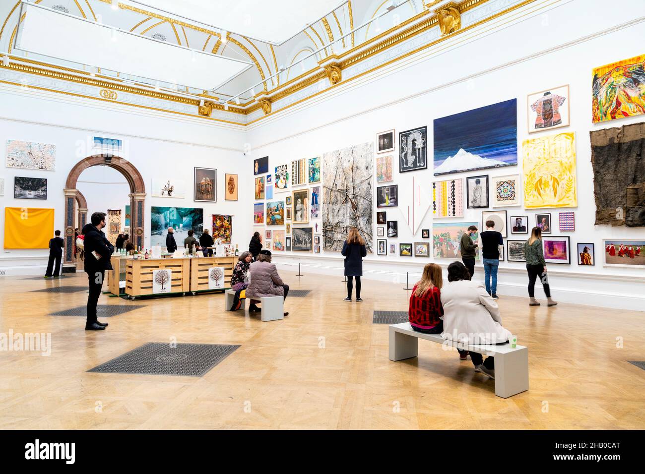 I visitatori che guardano l'arte al RA Summer Exhibition 2021, Londra, Regno Unito Foto Stock