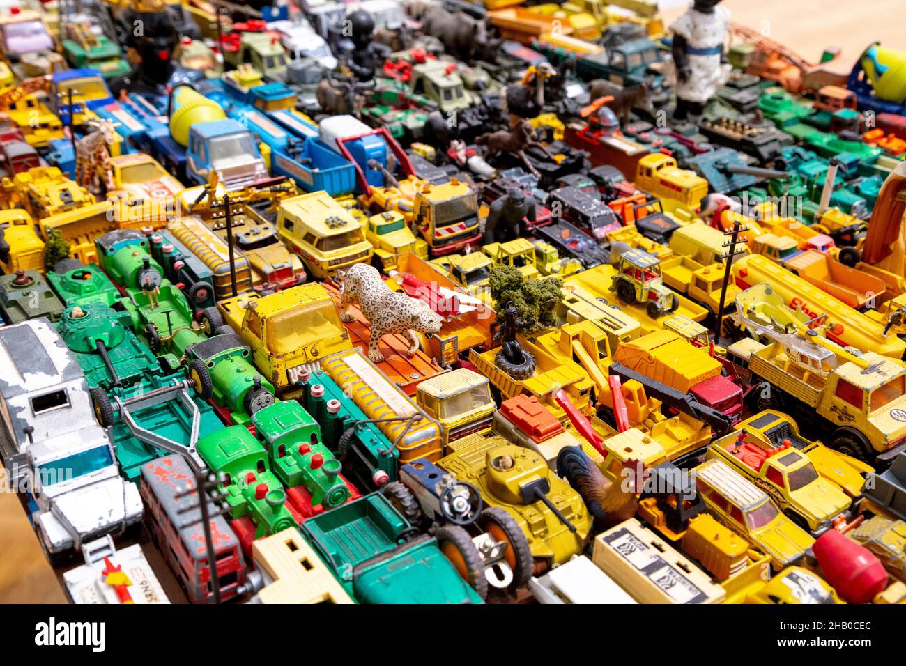 Auto da collezione e altri giocattoli come parte di 'Exodus' di Zak Ové, RA Summer Exhibition 2021, Londra, Regno Unito Foto Stock