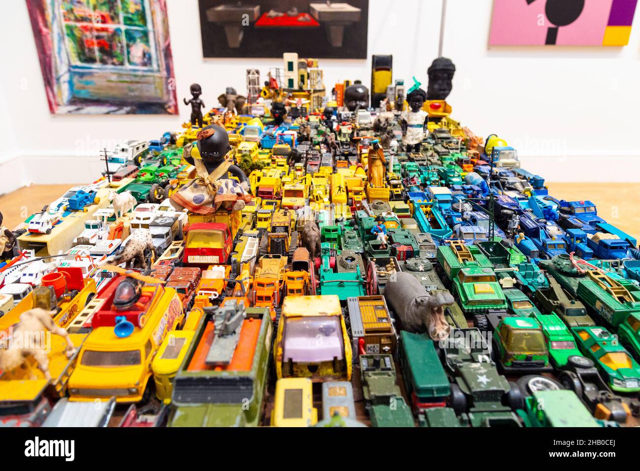 Auto da collezione e altri giocattoli come parte di 'Exodus' di Zak Ové, RA Summer Exhibition 2021, Londra, Regno Unito Foto Stock