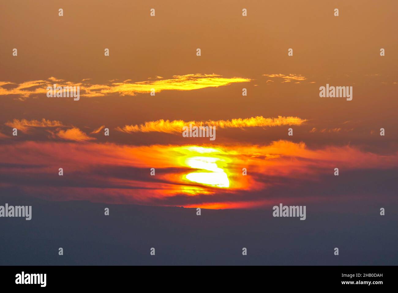 Colorata alba mozzafiato nelle nuvole sul Mare di Galilea Foto Stock