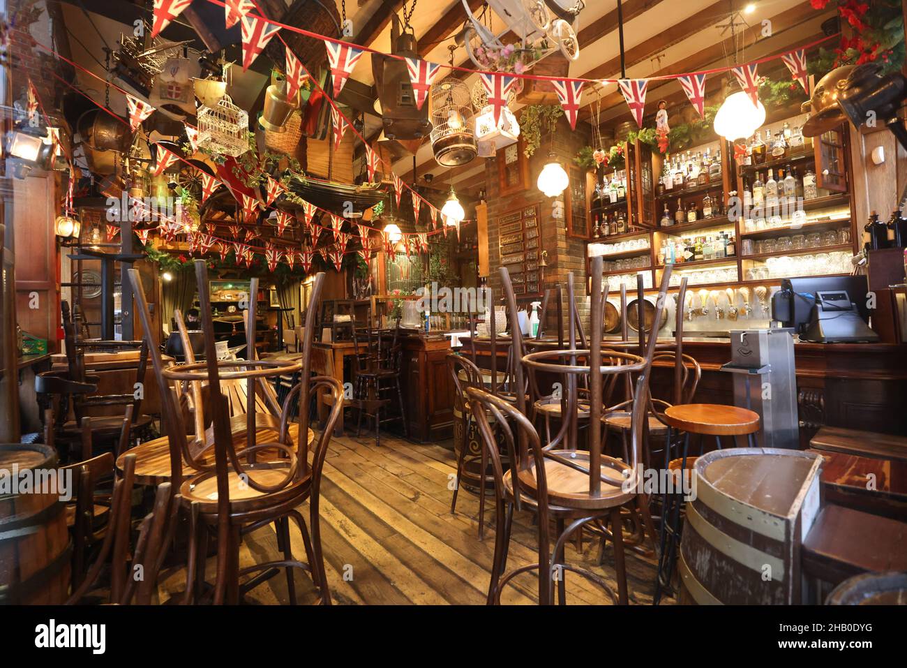 Un bar vuoto nel Covent Garden di Londra chiamato MR Fogg's Tavern, conserva le sue sedie all'interno mentre è chiuso il giovedì mattina. Un rapido aumento dei casi di Covid-19 ha portato a un aumento delle cancellazioni di prenotazioni in tutto il settore alberghiero. Data immagine: Giovedì 16 dicembre 2021. Foto Stock