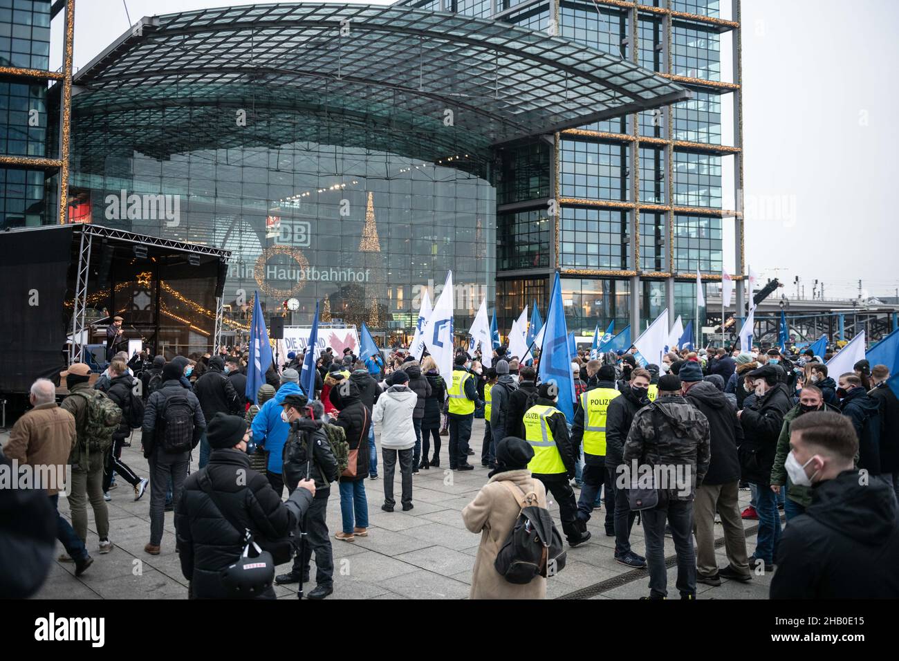 Berlino, Germania. 11th dicembre 2021. Nella foto: I giovani sostenitori dell'AFD si riuniscono a Washingtonplatz vicino alla stazione ferroviaria principale di Berlino Hbf. Foto Stock