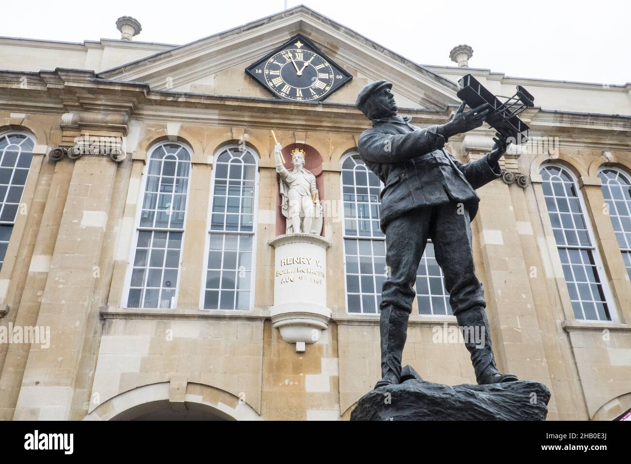 Monmouth - il luogo di nascita di Enrico V, statua di Enrico V, e, Charles Rolls,of,Rolls Royce,fama,Una statua nella sua memoria, in cui è visto che tiene un modello biplanare, è stato eretto in Piazza Agincourt, Monmouth.Monmouth,Galles,Welsh,border,Town,a,few,miles,from,England, Foto Stock