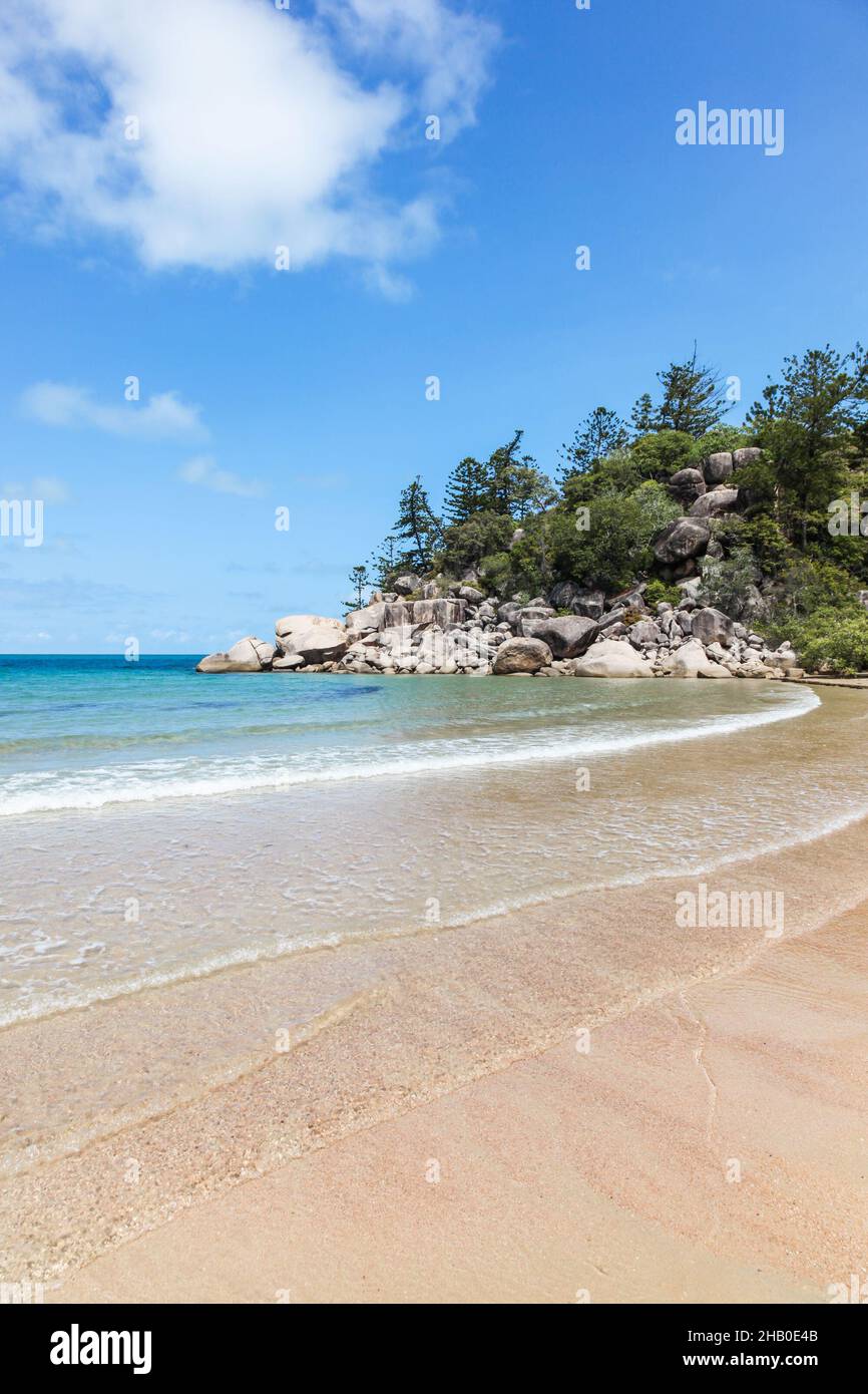 Florence Bay è una delle belle baie di Magnetic Island e popolare destinazione a breve distanza al largo della costa da Townsville Queensland Austral Foto Stock