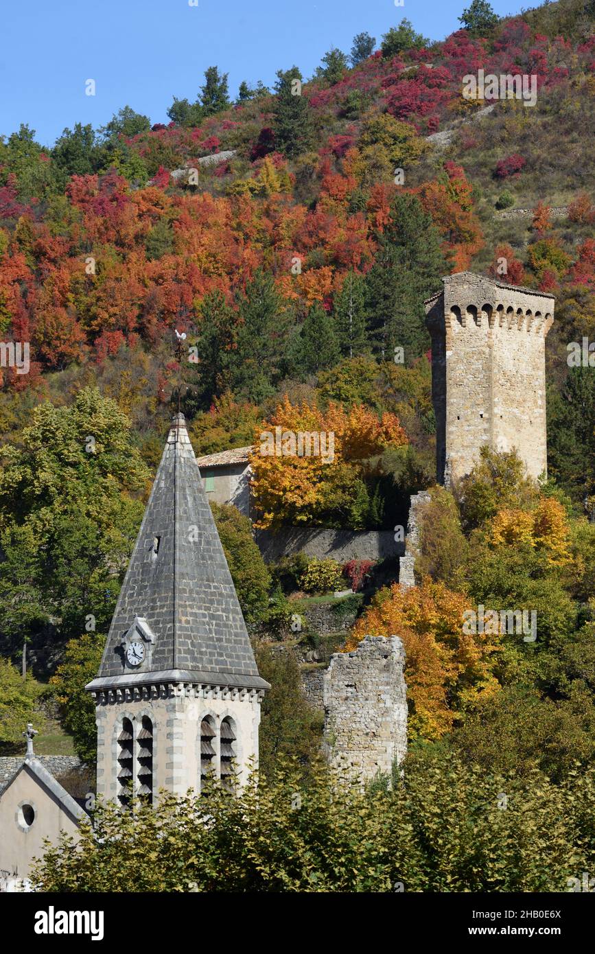 Chiesa guglia e medievale Torre esagonale, parte delle mura della città vecchia, a Castellane in autunno Alpi-de-Haute-Provence Provenza Francia Foto Stock