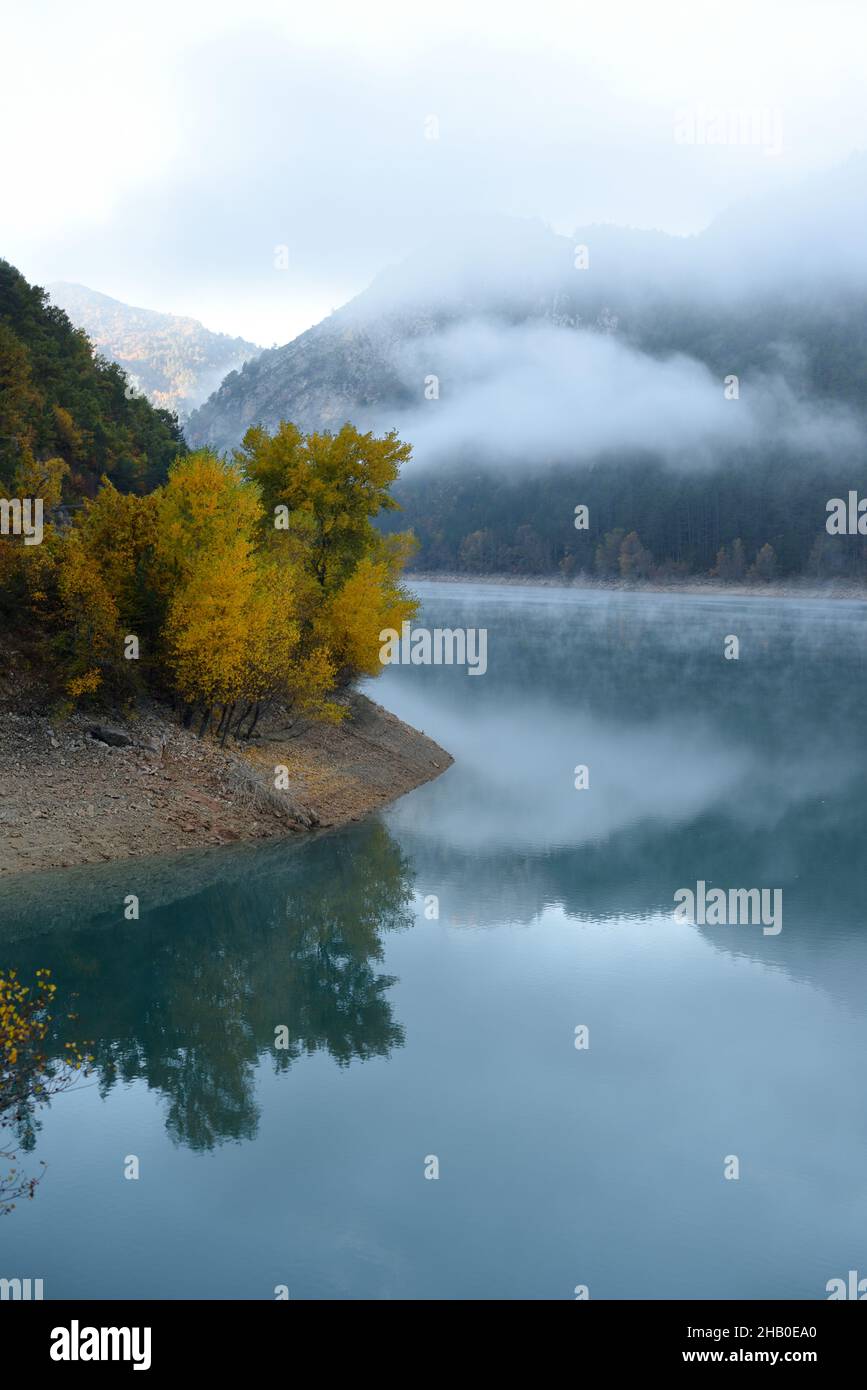 Mist o Misty mattina sul lago di Chaudanne nel Gorges du Verdon o Verdon Gorge Parco Regionale o Riserva Naturale Alpes-de-Haute-Provence Francia Foto Stock