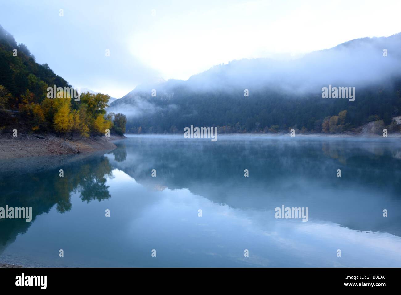 Mist o Misty mattina sul lago di Chaudanne nel Gorges du Verdon o Verdon Gorge Parco Regionale o Riserva Naturale Alpes-de-Haute-Provence Francia Foto Stock