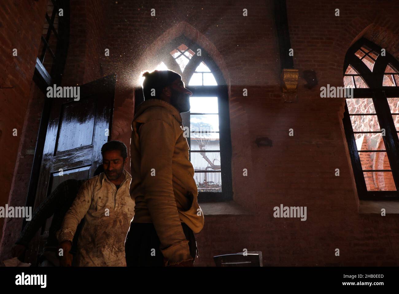 16 dicembre 2021, Srinagar, Jammu e Kashmir, India: Gli artigiani hanno visto lavorare all'interno della storica chiesa di St. Lukes, risalente a 125 anni fa, che è stata chiusa da più di 30 anni a Srinagar. La pietra di fondazione fu eretta dal Dr. Earnest e dal Dr. Arthur neve, 'alla gloria di Dio'' e 'come testimone del Kashmir'' fu dedicata dal 'Vescovo di Lahore' il 12 settembre 1896. Dopo la revoca dello status speciale del Kashmir, i cristiani della regione temono che il cambiamento porterà ad un'ondata di nazionalismo indù e con essa, ad un aumento della persecuzione. (Credit Image: © Adel Abbas/ZUMA Foto Stock