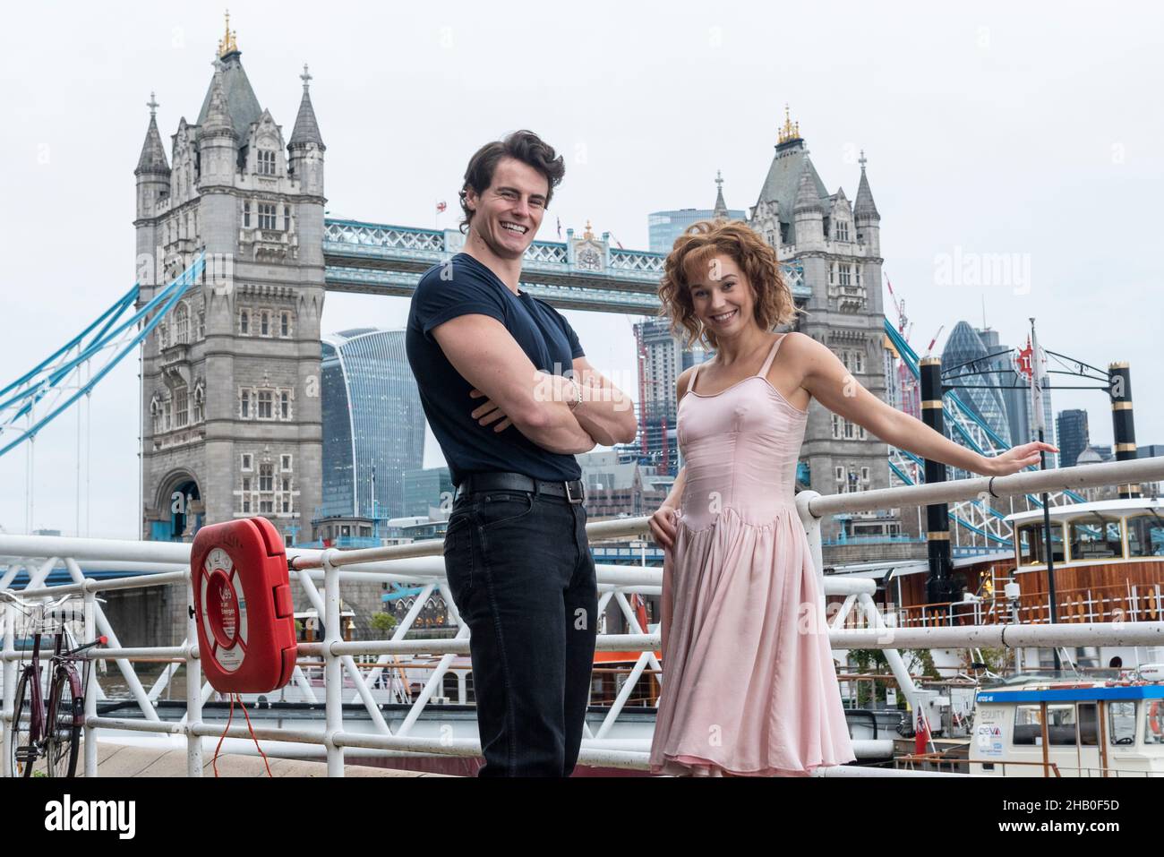 Londra, Regno Unito. 16 dicembre 2021. I membri del cast, Kira Malou e Michael o’Reilly As Baby e Johnny, prima di eseguire il famoso ascensore dello spettacolo al Molo di Butler’s Wharf, prima del ritorno di “Dirty Dancing – The Classic Story on Stage” al Dominion Theatre del West End dal 2 febbraio al 16 aprile 2022. Credit: Stephen Chung / Alamy Live News Foto Stock