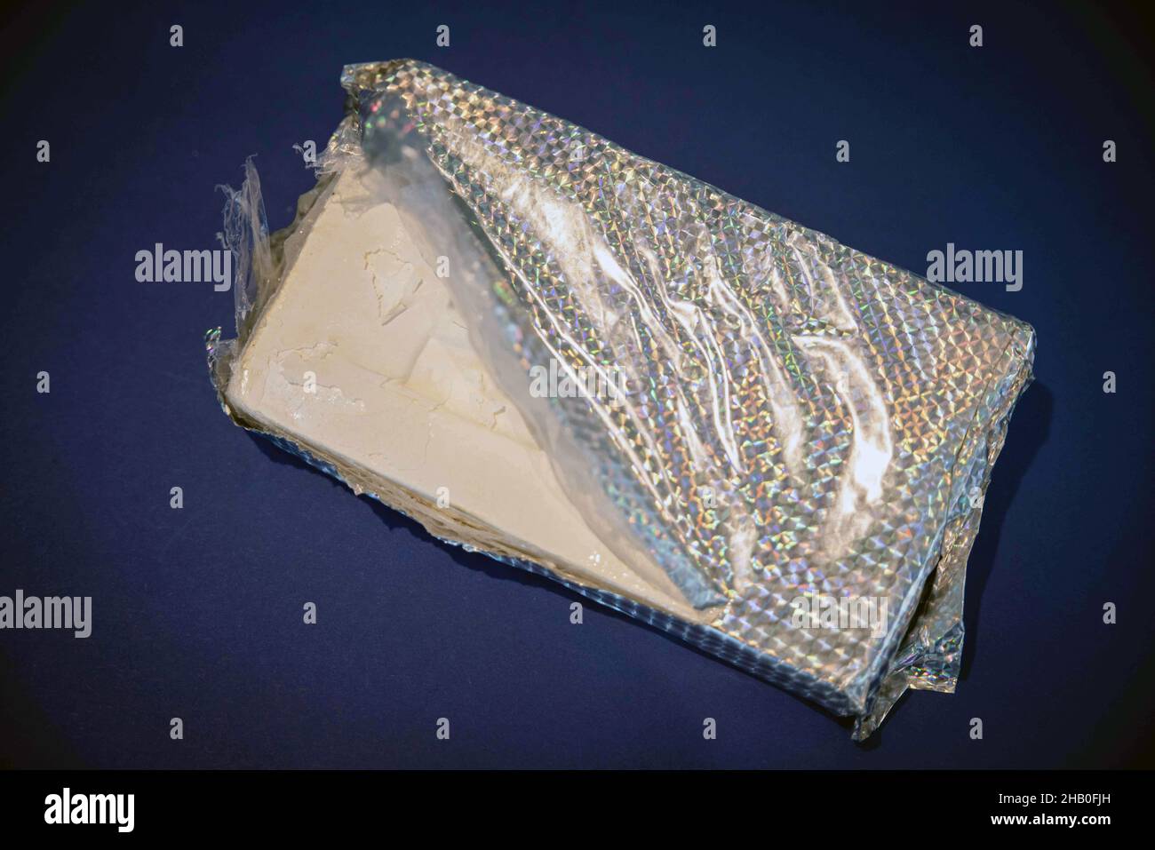 Amburgo, Germania. 16th Dic 2021. La cocaina pressata e altamente concentrata di un grande ritrovamento di cocaina è mostrata in una conferenza stampa della dogana di Amburgo. Credit: Christian Charisius/dpa/Alamy Live News Foto Stock