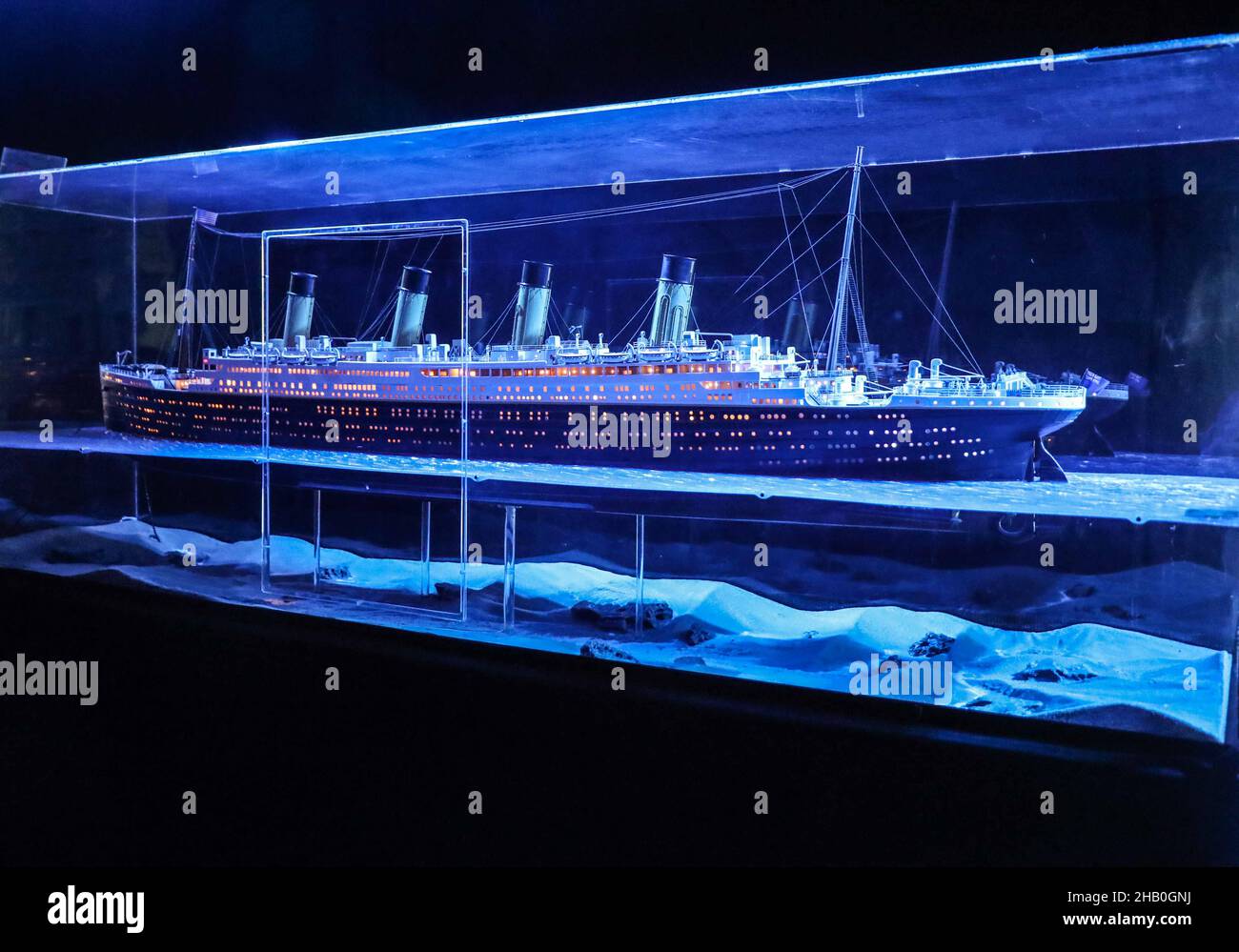 Londra UK 16 dicembre 2021 Maquette del titanico fatturato come esperienza emozionale, Titanic: The Exhibition è molto più di una mostra di elementi storici: È un'esperienza narrativa unica, una storia delle persone a bordo della nave più leggendaria della storia nel suo primo e ultimo viaggio. Viaggia indietro nel 1912 attraverso fotografie, lettere manoscritte, ricordi di guida e altri effetti personali che raccontano innumerevoli storie sui fiati e le azioni eroiche a bordo. Dal 17th dicembre 2021 Dock X London - Retail Park, Unit 1 Canada Water, Surrey Quays Rd, London SE16 2XU. Paul Quezada-Neiman/Alamy L Foto Stock