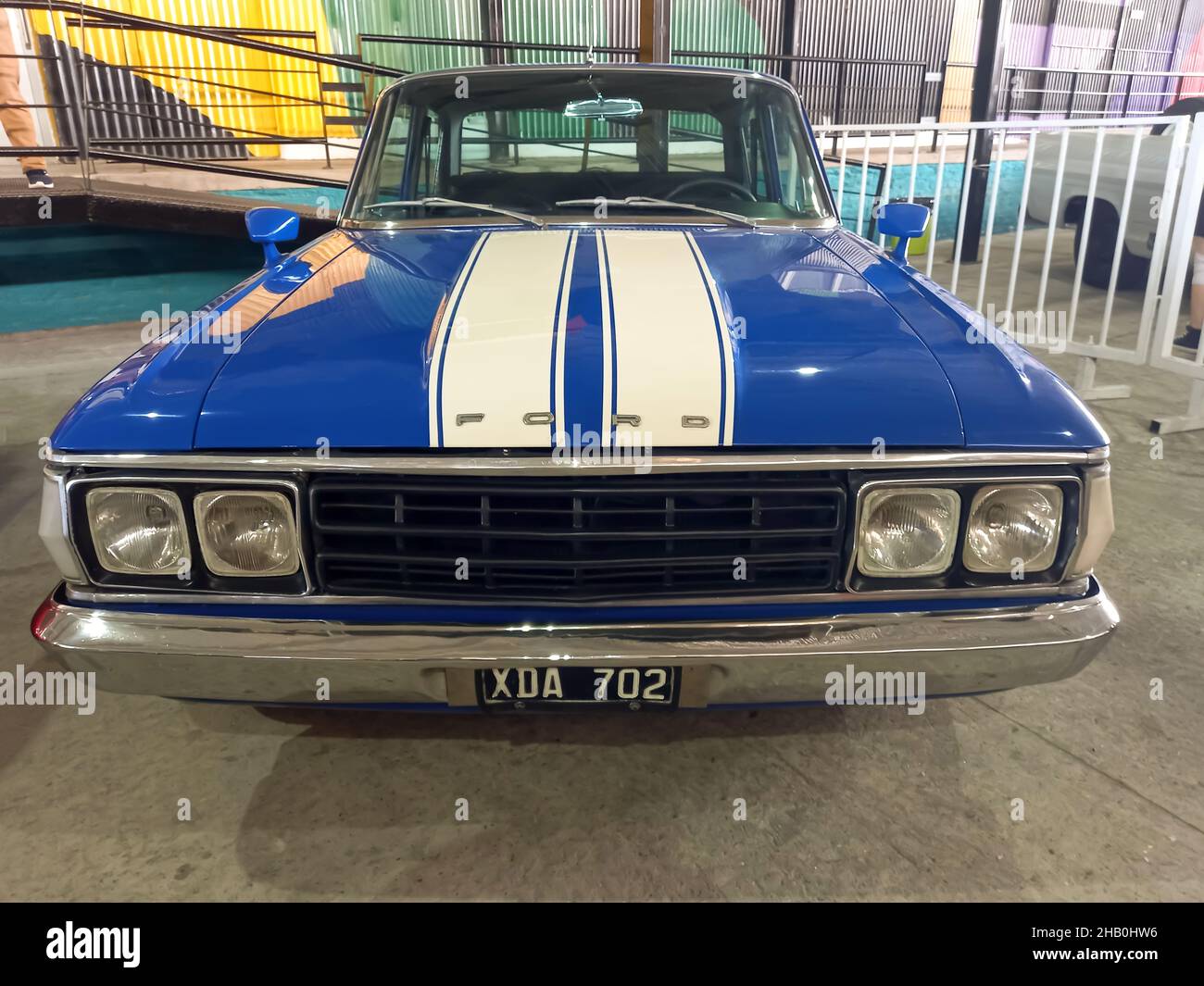 AVELLANEDA, ARGENTINA - 06 dicembre 2021: Auto di famiglia Ford Falcon Sprint sportiva blu dalla metà del 1970s costruita in Argentina. Vista frontale della griglia. Expo Wh Foto Stock