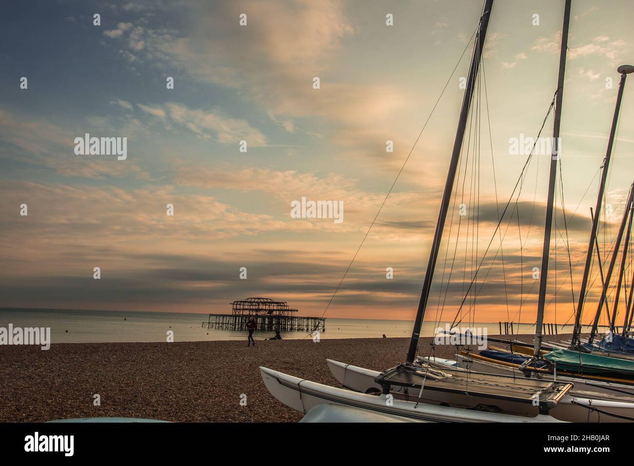 Brighton Inghilterra. Il lungomare è pieno di bar e ristoranti e essere a meno di un'ora da Londra ha reso la città una destinazione popolare. Foto Stock