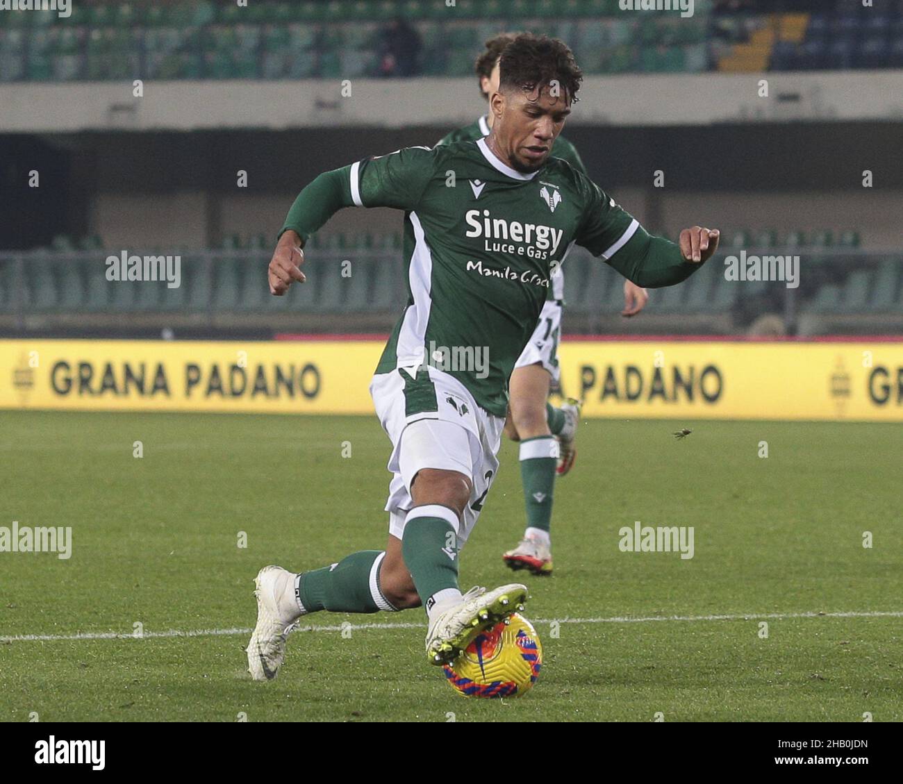 Verona, Italia. 15th Dic 2021. Verona (VR), Italia, 15 Dicembre 2021, Stadio Marc'Antonio Bentegodi, 16Â° di finale Coppa Italia Frecciarossa 2021/2022, contrasto tra le squadre dell'Hellas Verona e dell'Empoli FC, nella foto: 20 Kevin Ruegg Credit: Agenzia fotografica indipendente/Alamy Live News Foto Stock