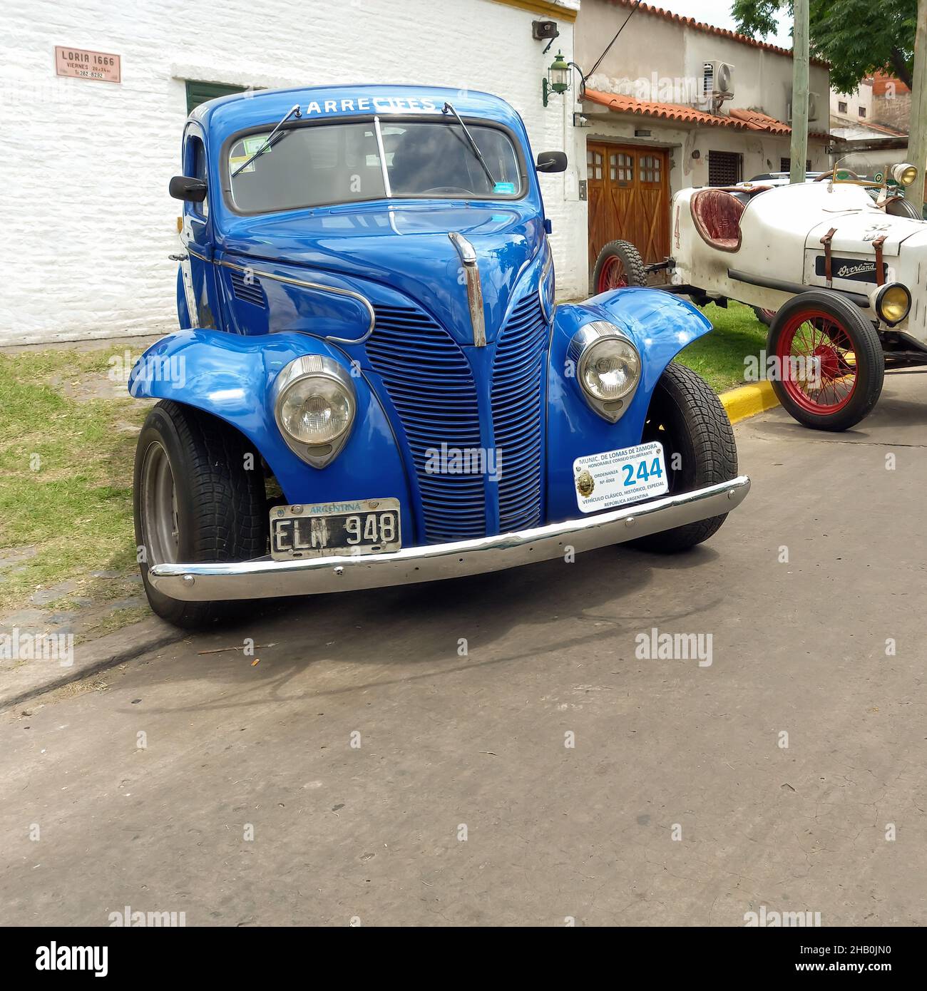 LOMAS DE ZAMORA - BUENOS AIRES, ARGENTINA - 05 dic 2021: Ford V8 De Luxe modello 81A coupé, 1938. Sintonizzati per le corse TC in Argentina. Pilota S Foto Stock