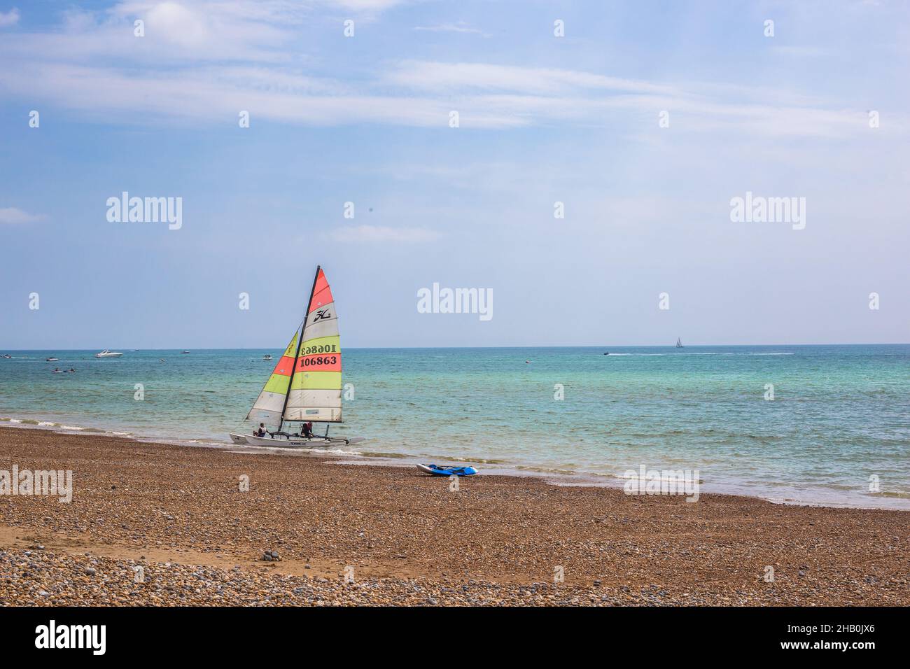 Brighton Inghilterra. Il lungomare è pieno di bar e ristoranti e essere a meno di un'ora da Londra ha reso la città una destinazione popolare. Foto Stock