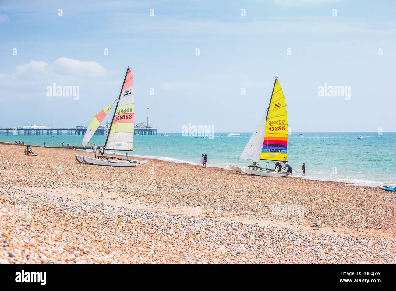 Brighton Inghilterra. Il lungomare è pieno di bar e ristoranti e essere a meno di un'ora da Londra ha reso la città una destinazione popolare. Foto Stock