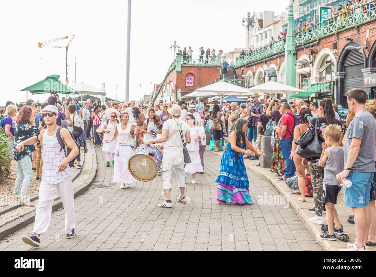 Brighton Inghilterra. Il lungomare è pieno di bar e ristoranti e essere a meno di un'ora da Londra ha reso la città una destinazione popolare. Foto Stock