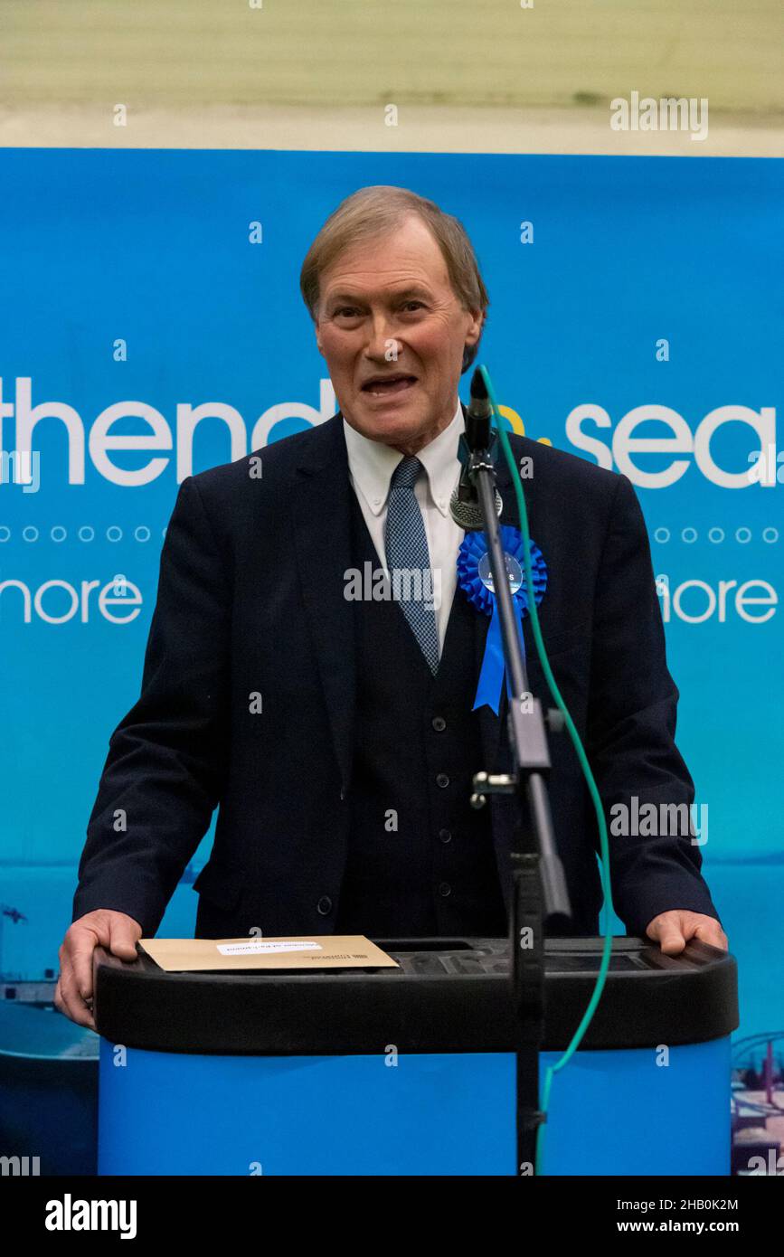 Il deputato David Amess alle elezioni generali del Regno Unito, vincendo la circoscrizione di Southend West dopo il voto a Garon Park, Southend. Discorso sulla vittoria Foto Stock