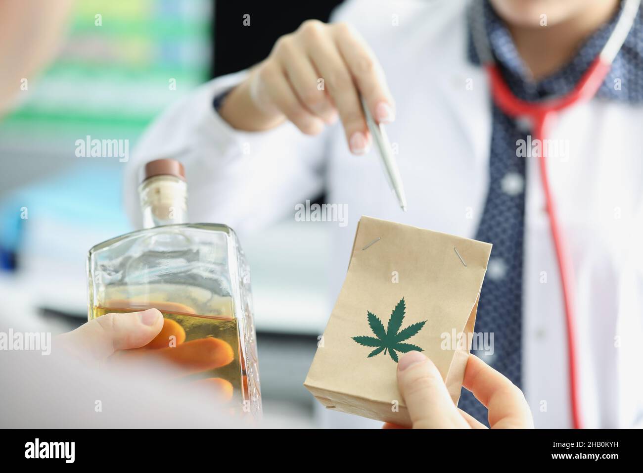 Il medico femminile spiega il beneficio della marijuana alla sua paziente Foto Stock