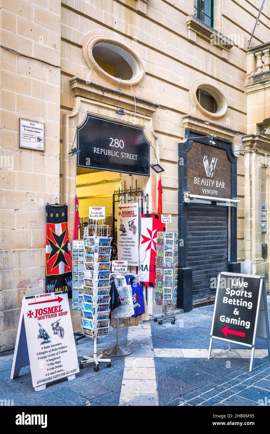 Uno dei negozi di souvenir della capitale, la Valletta, Malta. Foto Stock