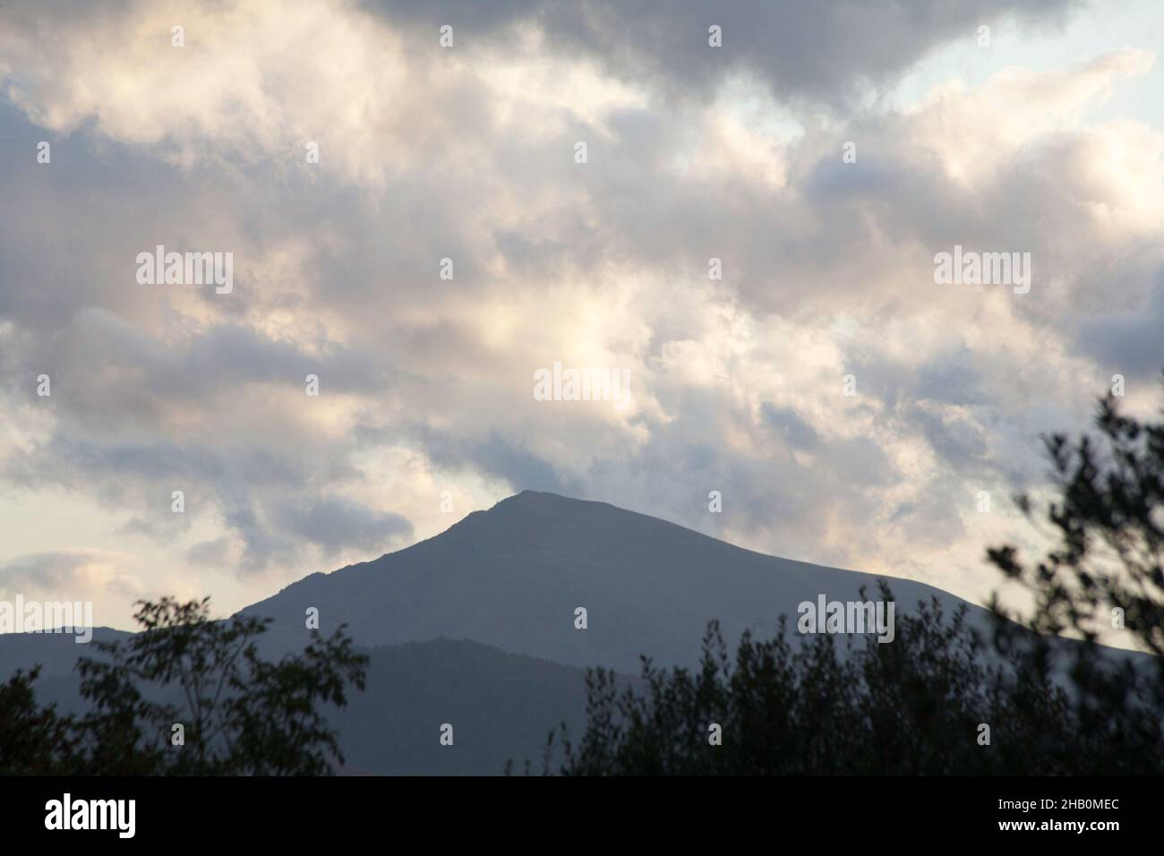 Nuvola che passa sopra la cima di Moel Siabod visto dalla Conwy Valley Snowdonia North Wales Foto Stock