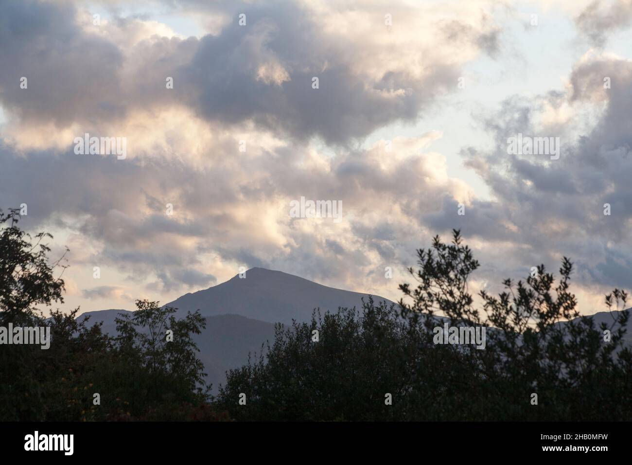 Nuvola che passa sopra la cima di Moel Siabod visto dalla Conwy Valley Snowdonia North Wales Foto Stock