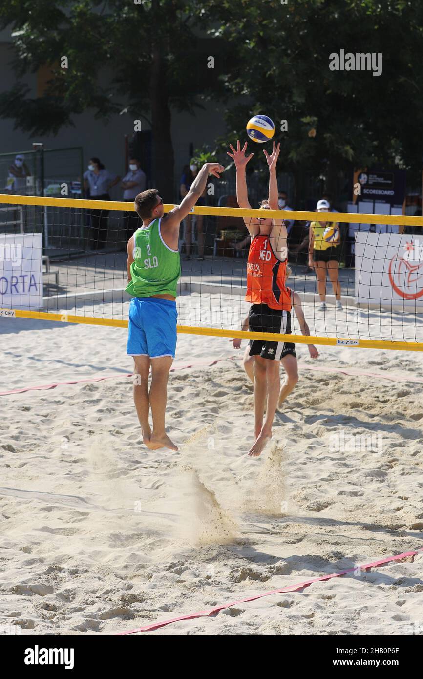 IZMIR, TURCHIA - 10 LUGLIO 2021: Slovenia (Mozic e Bracko) vs Nederland (Versteegen e Ooijman) Round of 16 match of CEV U20 Beach Volley Europea Foto Stock