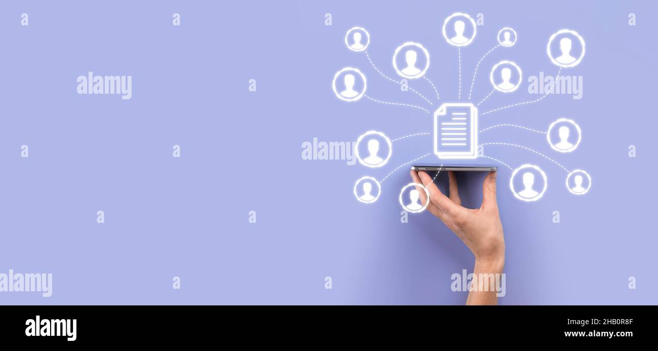 Man Hold Document and user icon.sistema di gestione dei dati aziendali DMS e sistema di gestione dei documenti. Businessman fare clic o pubblicare sul documento Foto Stock