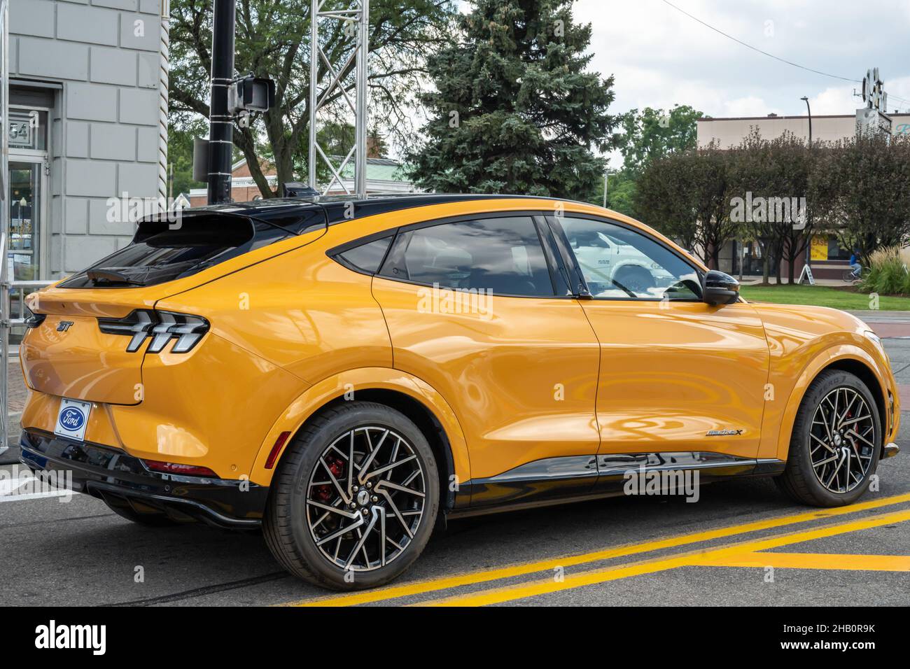 FERNDALE, MI/USA - 20 AGOSTO 2021: Un'auto Ford Mach-e GT 2021 sulla rotta Woodward Dream Cruise. Foto Stock