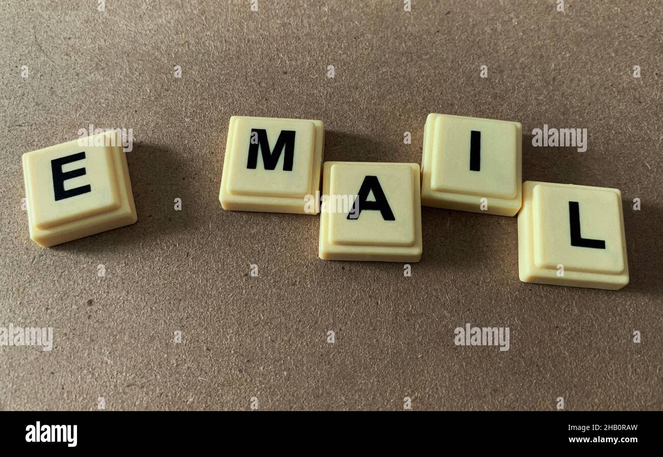 e-mail scritte su scrabble con sfondo marrone tavolo in legno Foto Stock